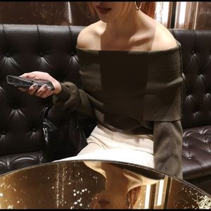 off-the-shoulder knit top/sweater